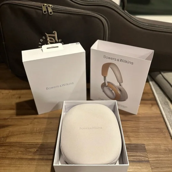 BNWT Bowers & Wilkins Px8 Over-Ear noise canceling Headphones in Tan and Silver - Picture 11 of 16